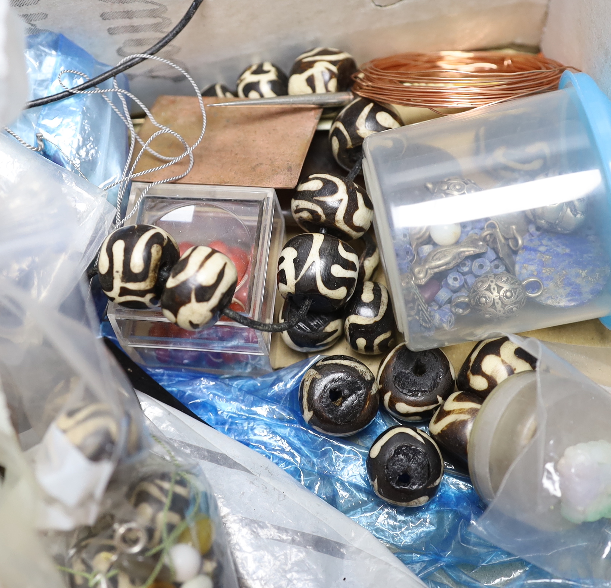 A quantity of assorted jewellery related items including loose beads, bolt rings, thread, copper wire, agate stones, etc.